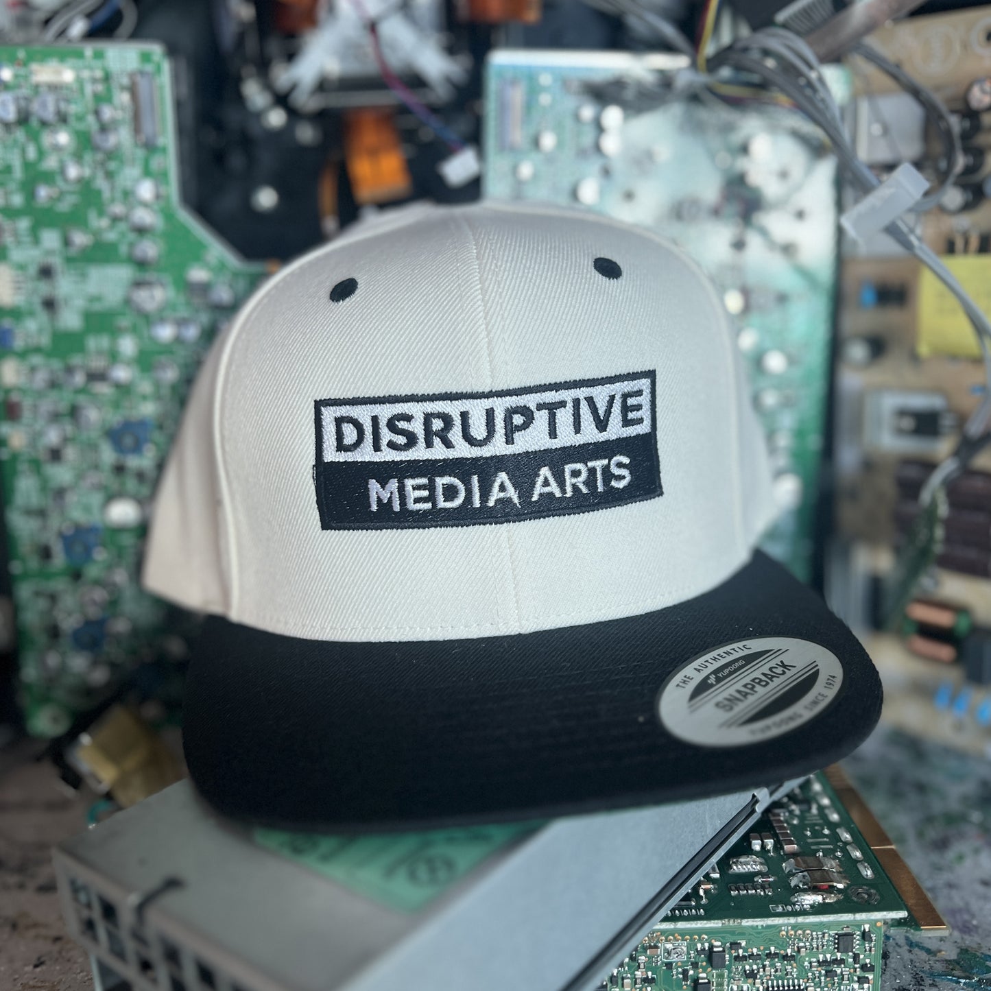 [dNASAb] Flat Bill Snapback – High-Profile Resistance Cap, "Disruptive Media Arts" arsenal [Rockstar Edition]