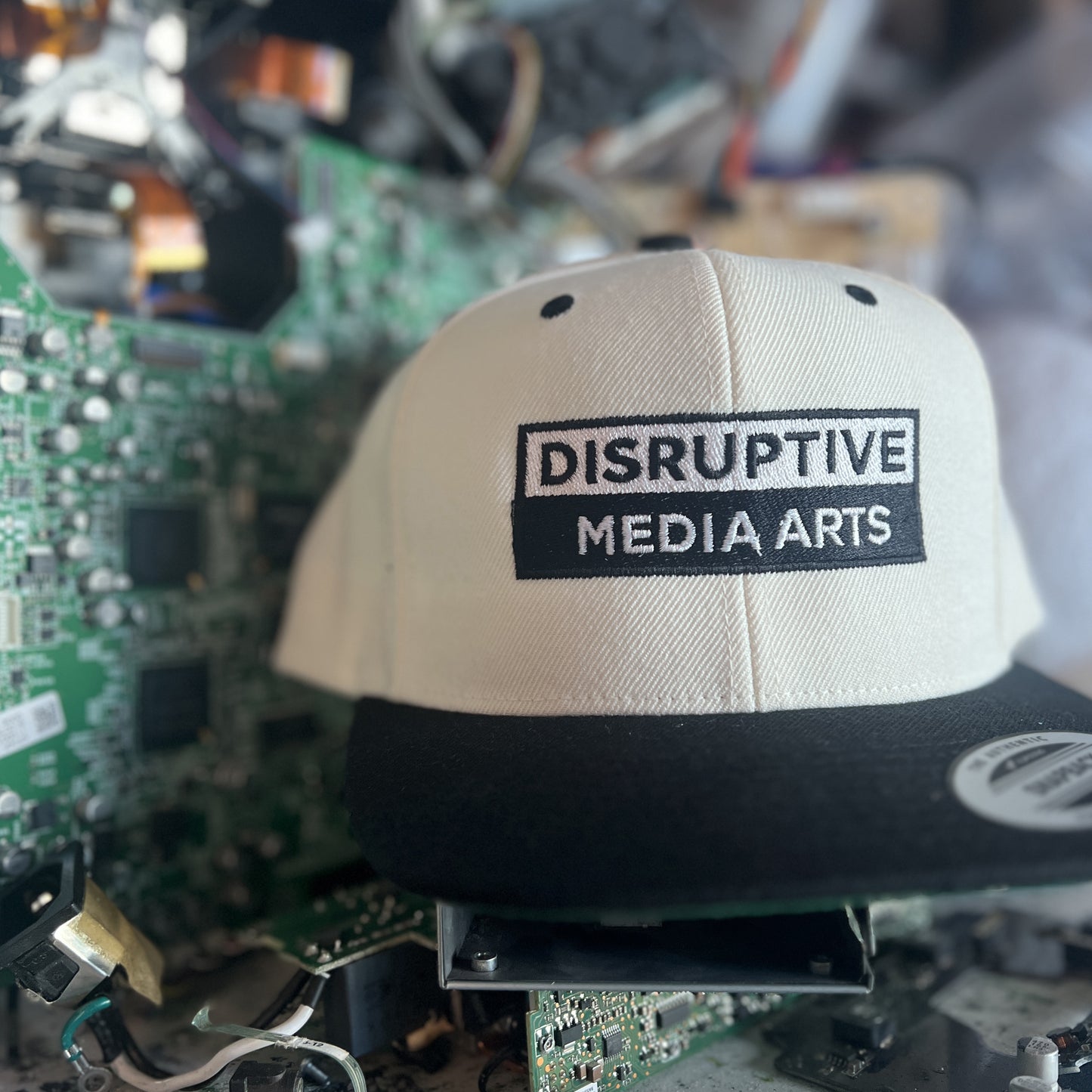[dNASAb] Flat Bill Snapback – High-Profile Resistance Cap, "Disruptive Media Arts" arsenal [Rockstar Edition]