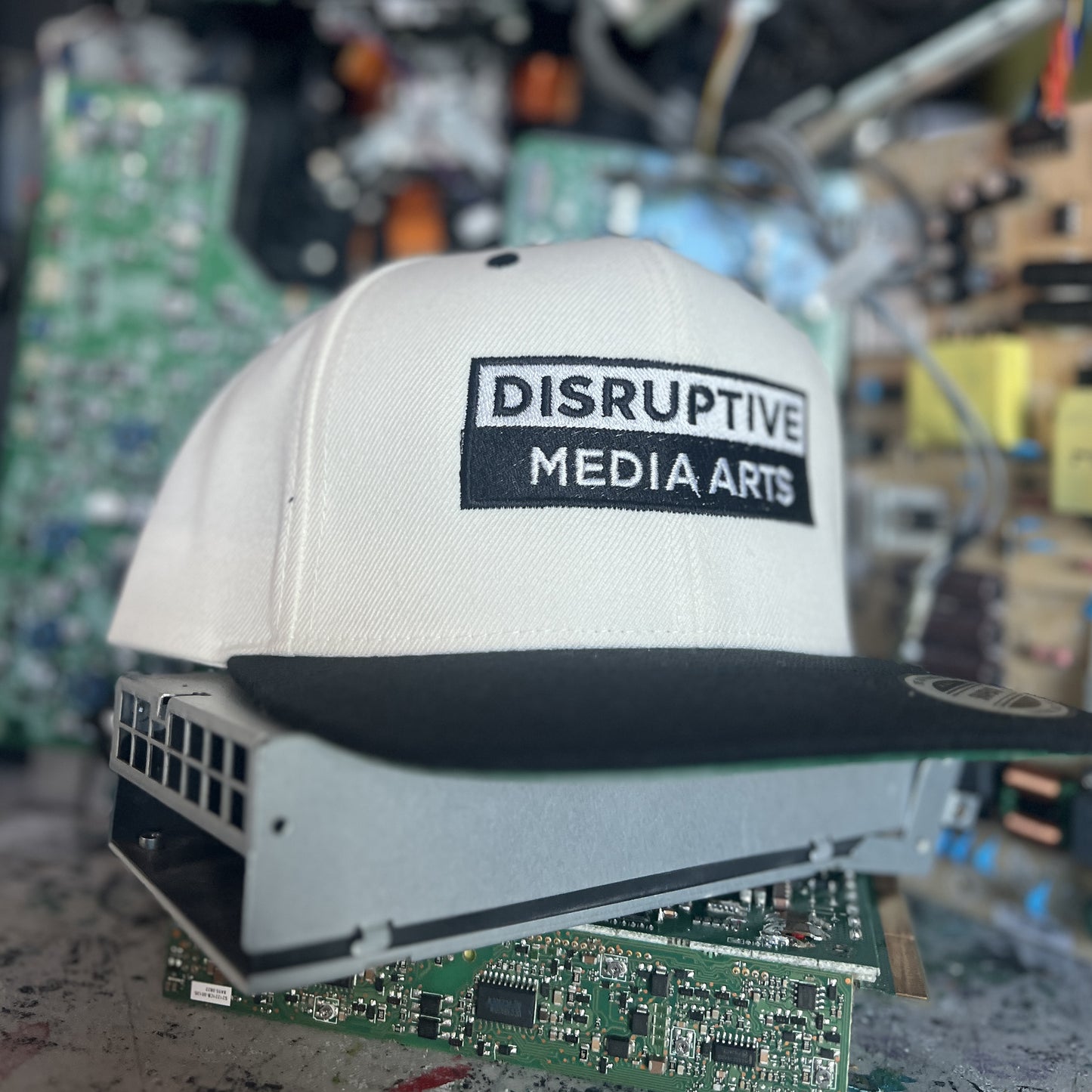 [dNASAb] Flat Bill Snapback – High-Profile Resistance Cap, "Disruptive Media Arts" arsenal [Rockstar Edition]
