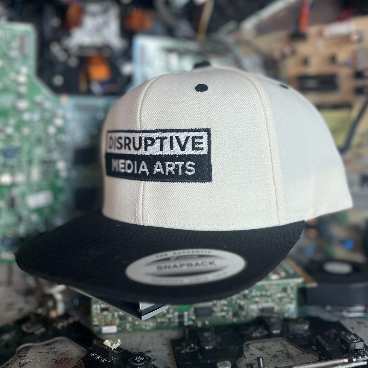 [dNASAb] Flat Bill Snapback – High-Profile Resistance Cap, "Disruptive Media Arts" arsenal [Rockstar Edition]